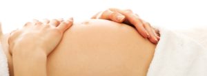 le massage du ventre de la femme enceinte